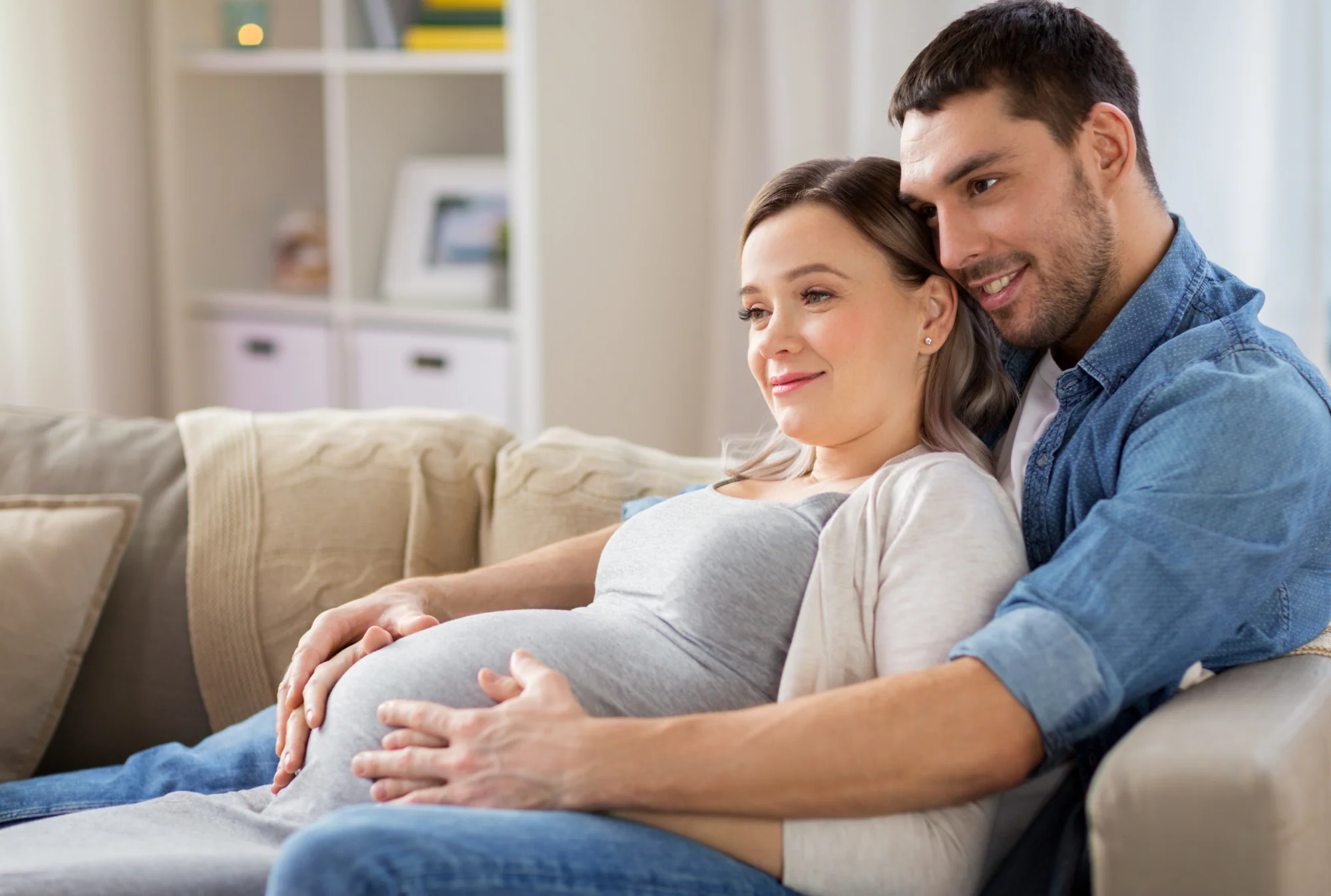 Cặp đôi ngồi cùng nhau khi chờ đón em bé