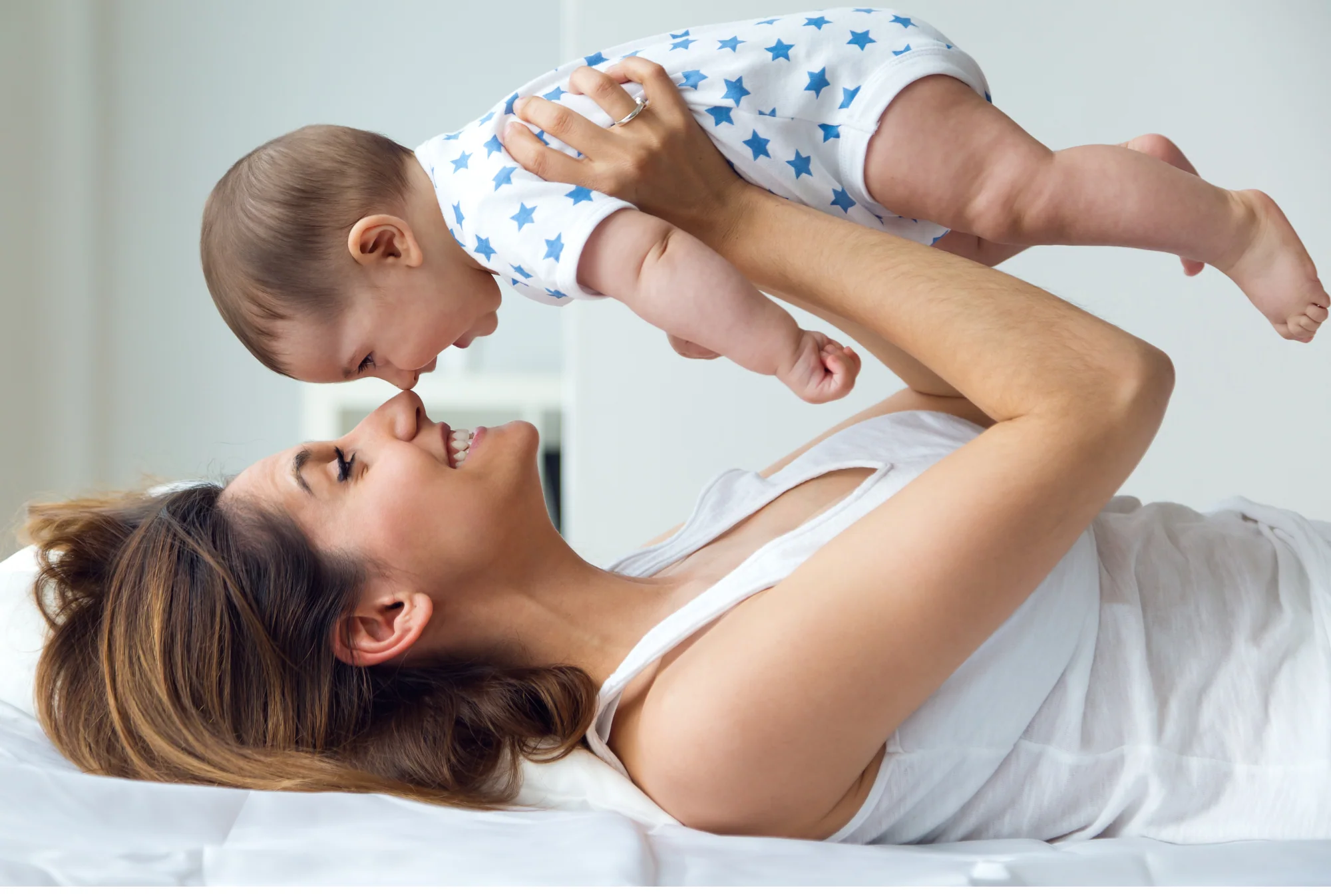 Mẹ nâng em bé lên cao