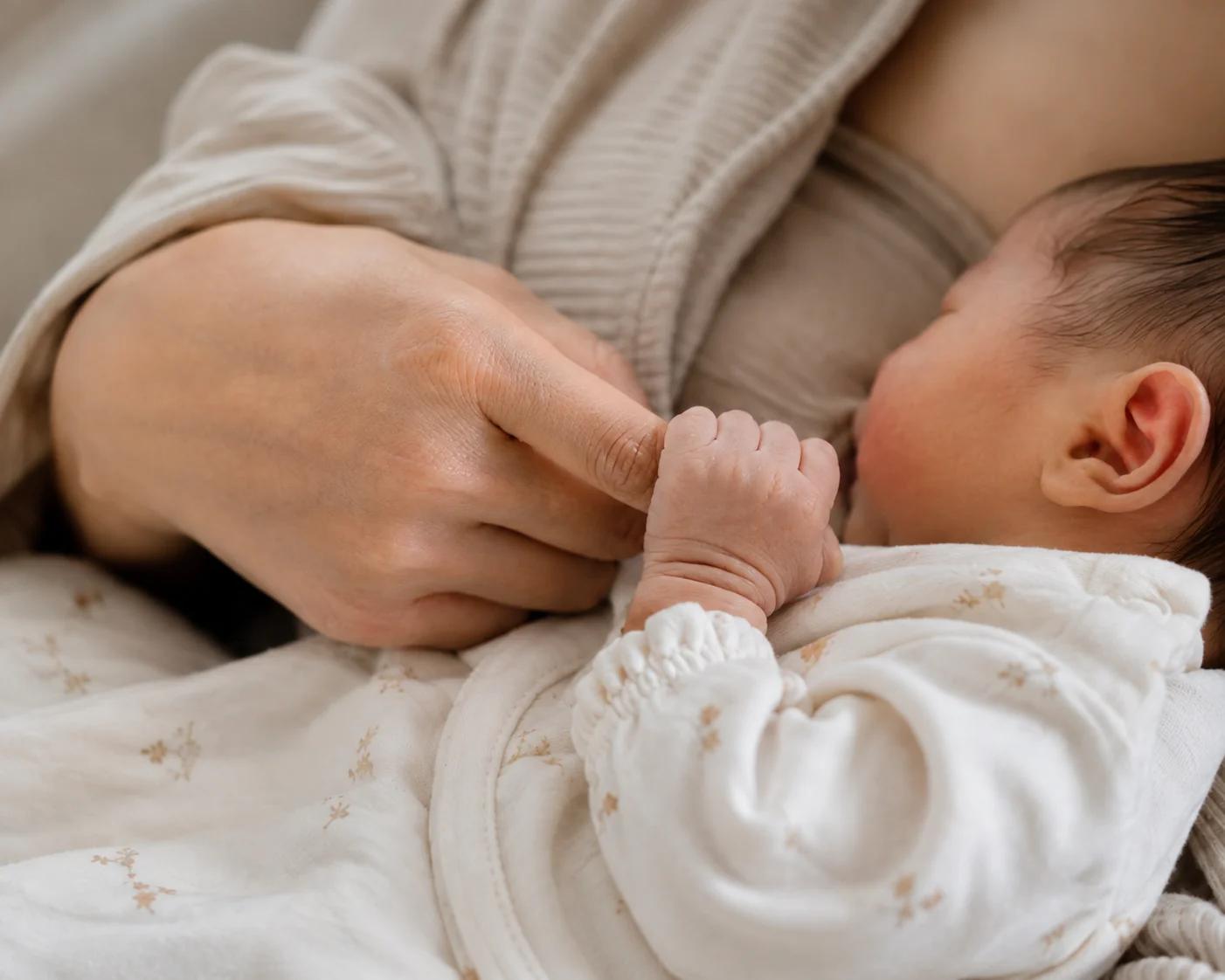 Em bé bú mẹ, nắm ngón tay của mẹ
